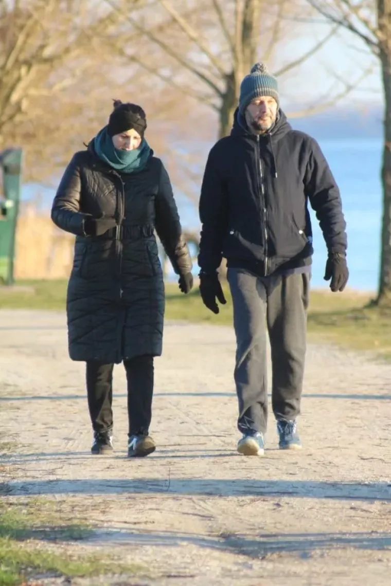 &Scaron;etnja uz jezero u zimskom ruhu: Međimurka u sivom kaputu s bordo torbom ukrala pažnju