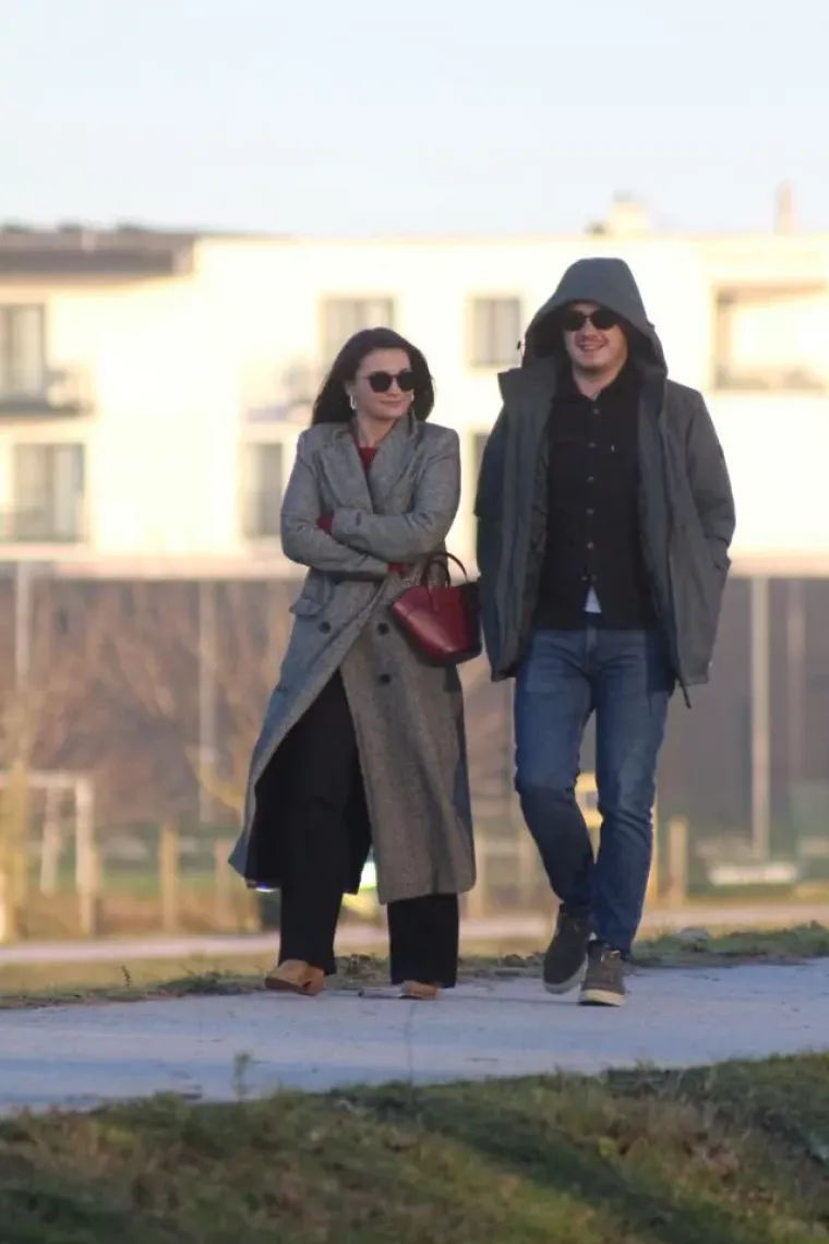 &Scaron;etnja uz jezero u zimskom ruhu: Međimurka u sivom kaputu s bordo torbom ukrala pažnju