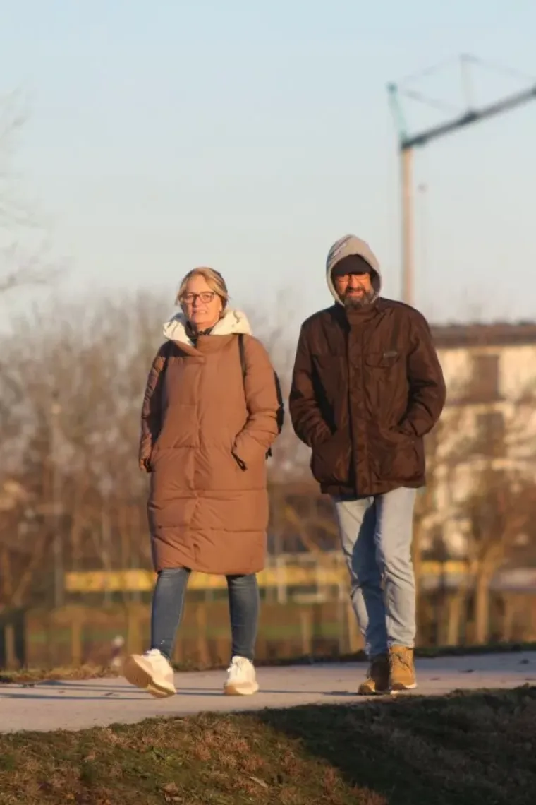 &Scaron;etnja uz jezero u zimskom ruhu: Međimurka u sivom kaputu s bordo torbom ukrala pažnju