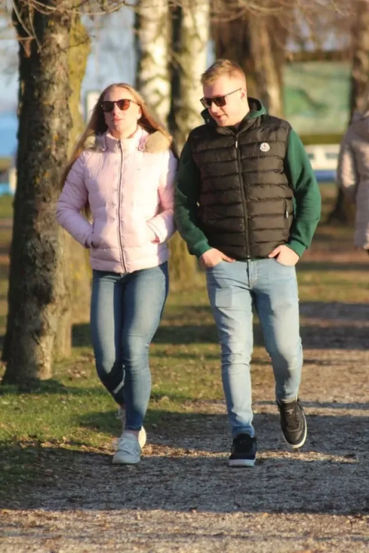 &Scaron;etnja uz jezero u zimskom ruhu: Međimurka u sivom kaputu s bordo torbom ukrala pažnju