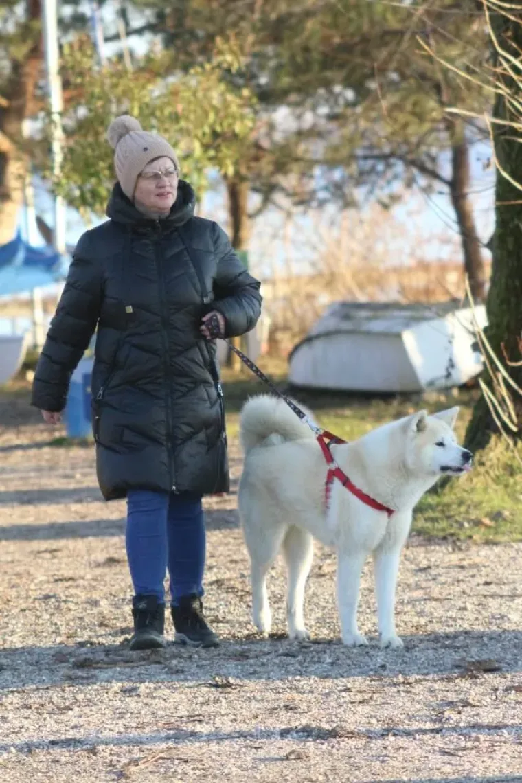 &Scaron;etnja uz jezero u zimskom ruhu: Međimurka u sivom kaputu s bordo torbom ukrala pažnju