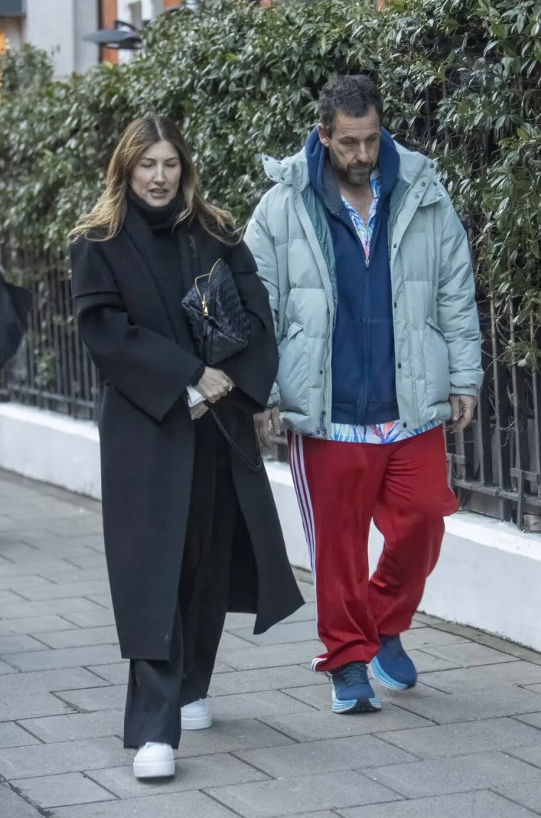 Adam pored sebe ima pravu ljepoticu: Jackie Sandler mami poglede zavidnom figurom
