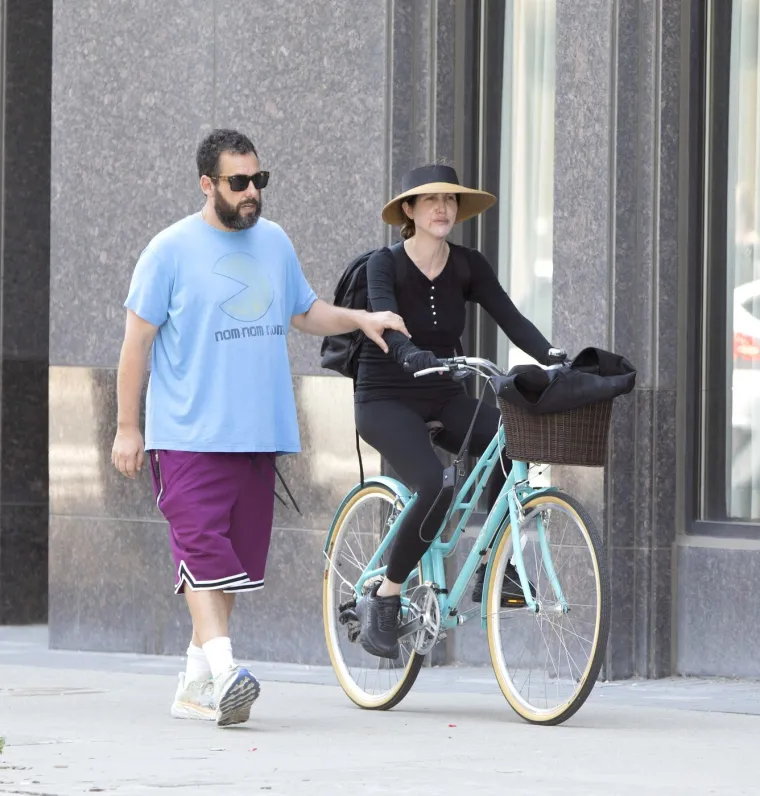 Adam pored sebe ima pravu ljepoticu: Jackie Sandler mami poglede zavidnom figurom