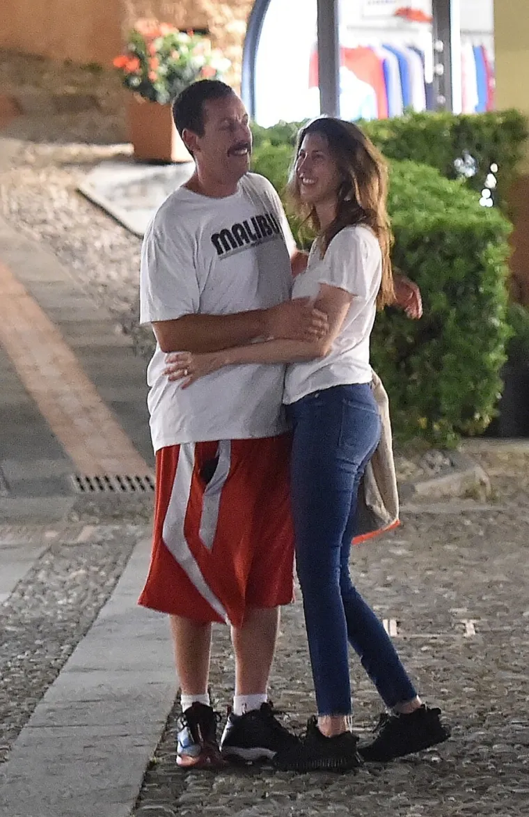 Adam pored sebe ima pravu ljepoticu: Jackie Sandler mami poglede zavidnom figurom