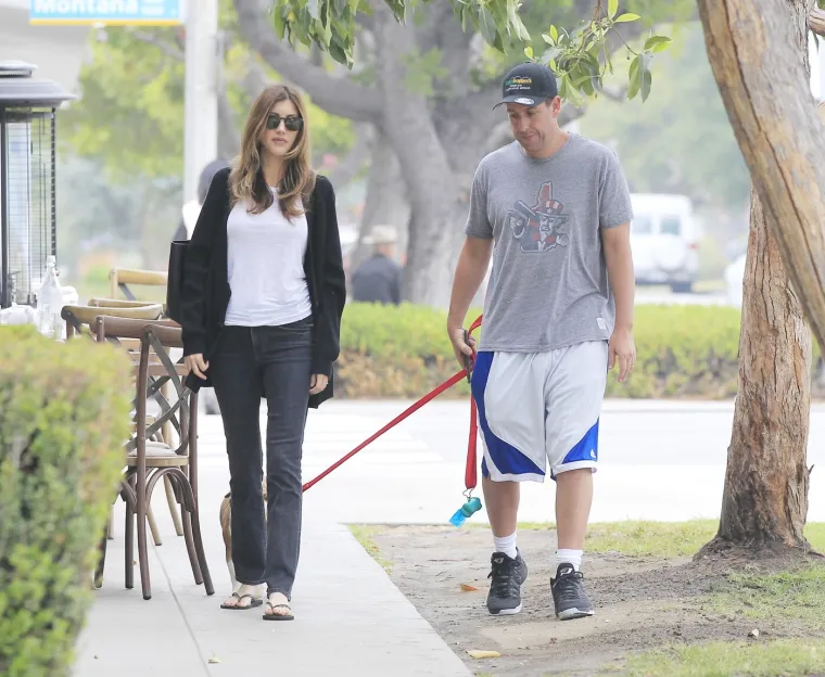 Adam pored sebe ima pravu ljepoticu: Jackie Sandler mami poglede zavidnom figurom