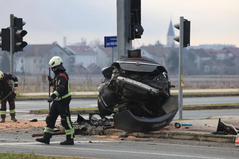 Auto smrskan do neprepoznatljivosti, dijelovi razasuti po cesti: Horor prizori u Velikoj Gorici