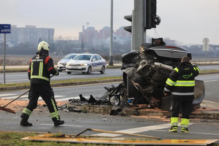 Auto smrskan do neprepoznatljivosti, dijelovi razasuti po cesti: Horor prizori u Velikoj Gorici