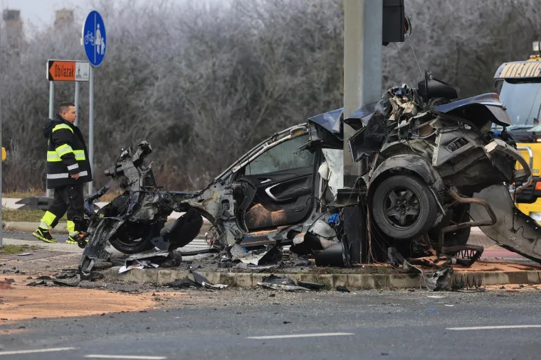 Auto smrskan do neprepoznatljivosti, dijelovi razasuti po cesti: Horor prizori u Velikoj Gorici