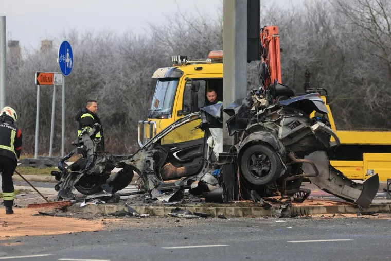 Auto smrskan do neprepoznatljivosti, dijelovi razasuti po cesti: Horor prizori u Velikoj Gorici