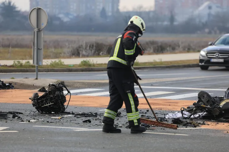 Auto smrskan do neprepoznatljivosti, dijelovi razasuti po cesti: Horor prizori u Velikoj Gorici