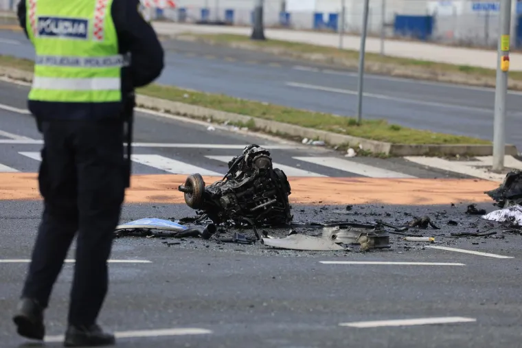 Auto smrskan do neprepoznatljivosti, dijelovi razasuti po cesti: Horor prizori u Velikoj Gorici