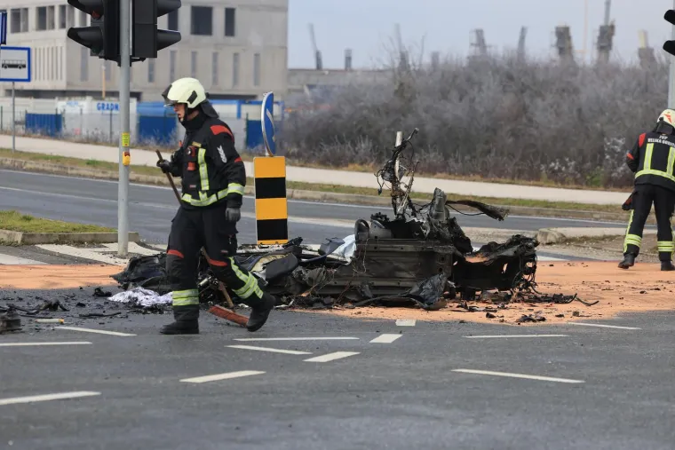 Auto smrskan do neprepoznatljivosti, dijelovi razasuti po cesti: Horor prizori u Velikoj Gorici
