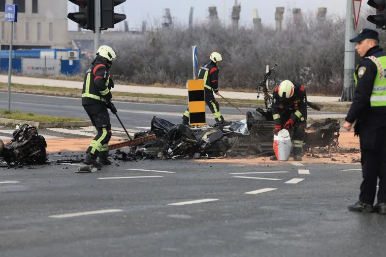 Auto smrskan do neprepoznatljivosti, dijelovi razasuti po cesti: Horor prizori u Velikoj Gorici