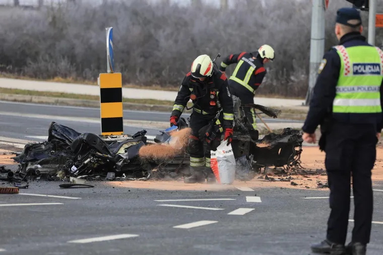 Auto smrskan do neprepoznatljivosti, dijelovi razasuti po cesti: Horor prizori u Velikoj Gorici