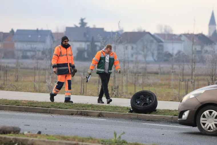 Auto smrskan do neprepoznatljivosti, dijelovi razasuti po cesti: Horor prizori u Velikoj Gorici