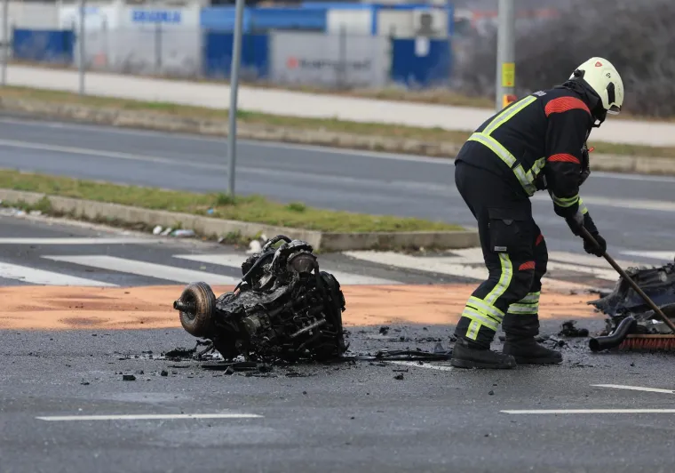 Auto smrskan do neprepoznatljivosti, dijelovi razasuti po cesti: Horor prizori u Velikoj Gorici