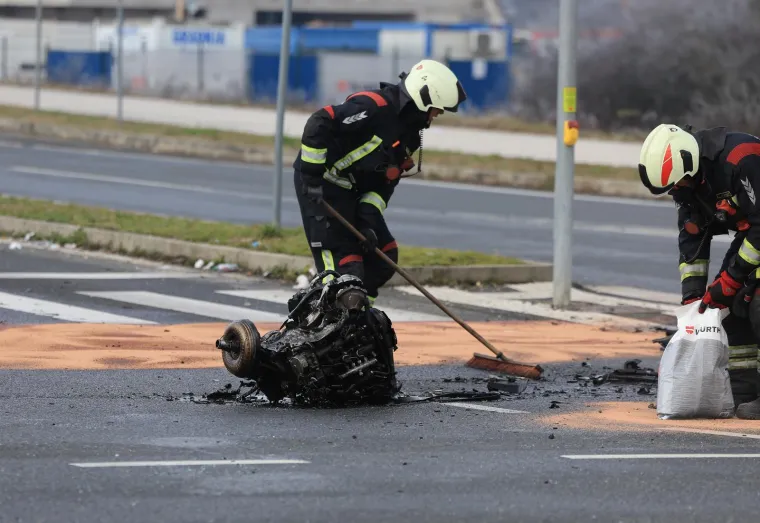 Auto smrskan do neprepoznatljivosti, dijelovi razasuti po cesti: Horor prizori u Velikoj Gorici