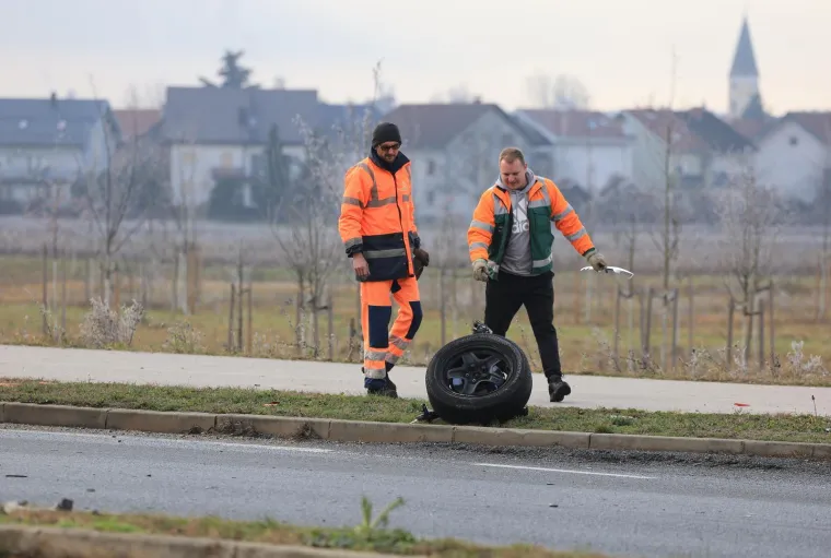 Auto smrskan do neprepoznatljivosti, dijelovi razasuti po cesti: Horor prizori u Velikoj Gorici
