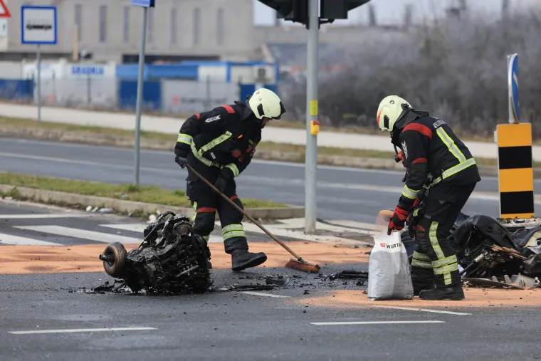 Auto smrskan do neprepoznatljivosti, dijelovi razasuti po cesti: Horor prizori u Velikoj Gorici