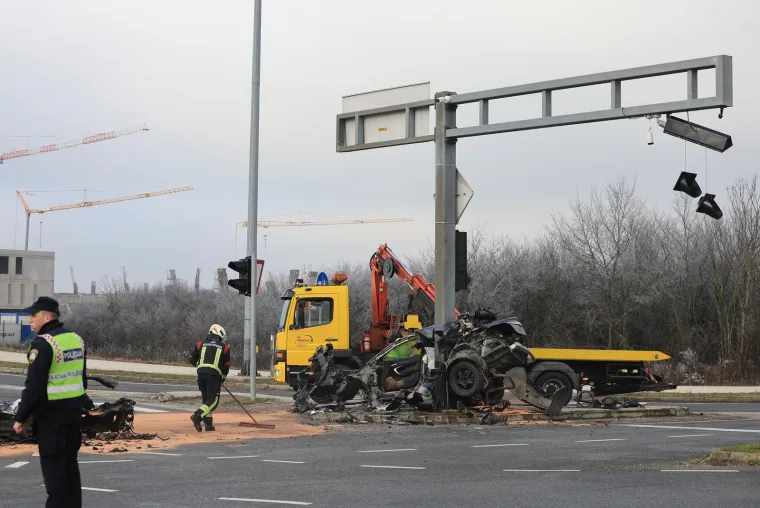Auto smrskan do neprepoznatljivosti, dijelovi razasuti po cesti: Horor prizori u Velikoj Gorici