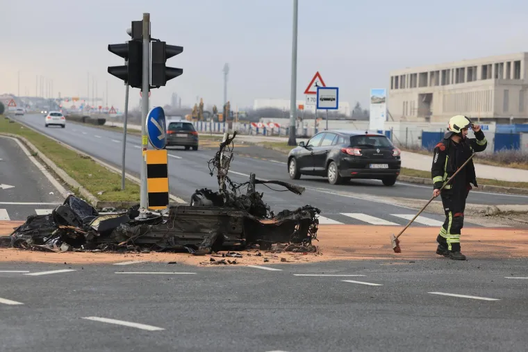 Auto smrskan do neprepoznatljivosti, dijelovi razasuti po cesti: Horor prizori u Velikoj Gorici