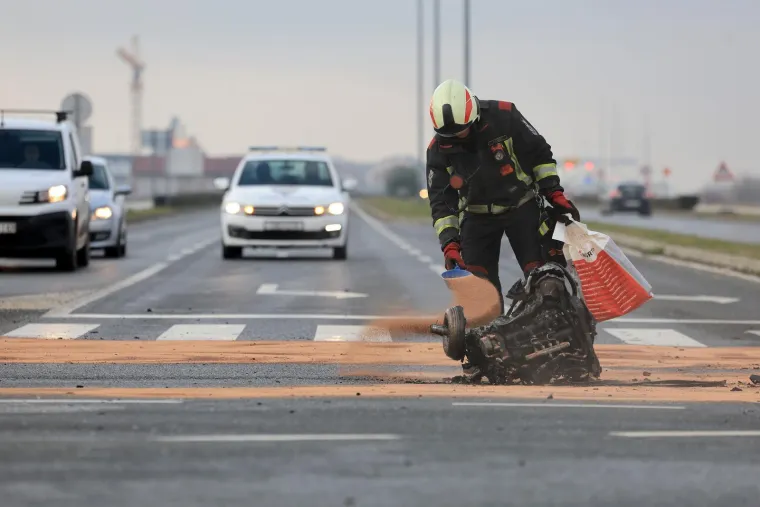 Auto smrskan do neprepoznatljivosti, dijelovi razasuti po cesti: Horor prizori u Velikoj Gorici