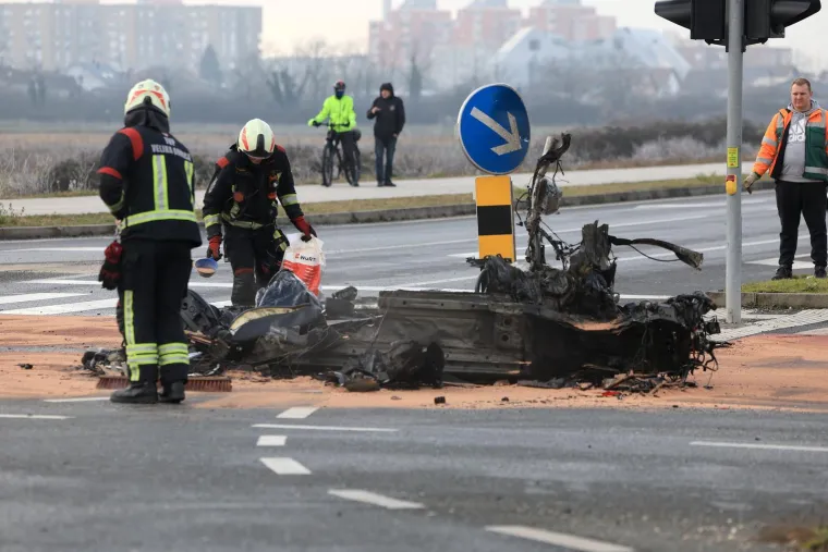 Auto smrskan do neprepoznatljivosti, dijelovi razasuti po cesti: Horor prizori u Velikoj Gorici