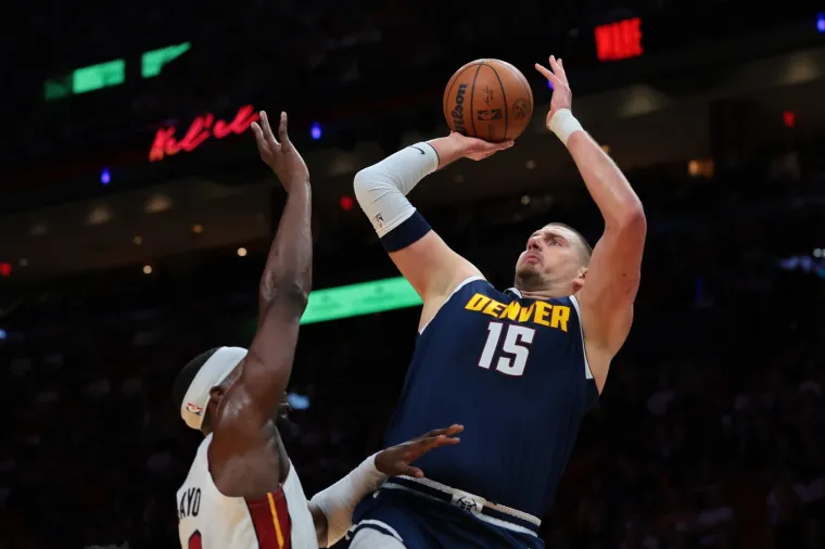 Pogledajte trenutak koji je &scaron;okirao Srbiju i NBA: Jokić se ozlijedio na potpuno bizaran način