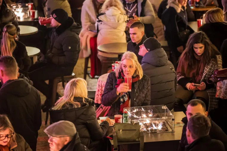 &Scaron;e&scaron;irom i osmijehom osvojile Prokurative: Dvije Splićanke ukrale show na nastupu Marka Kutlića