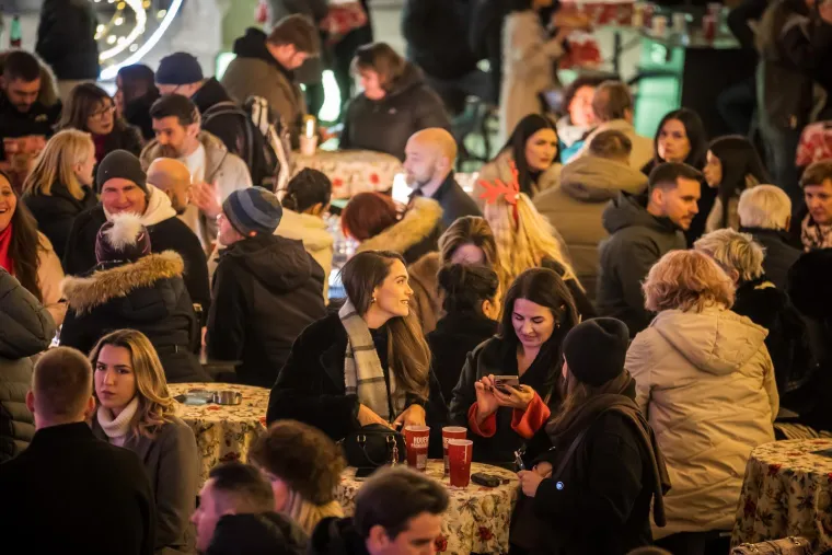 &Scaron;e&scaron;irom i osmijehom osvojile Prokurative: Dvije Splićanke ukrale show na nastupu Marka Kutlića