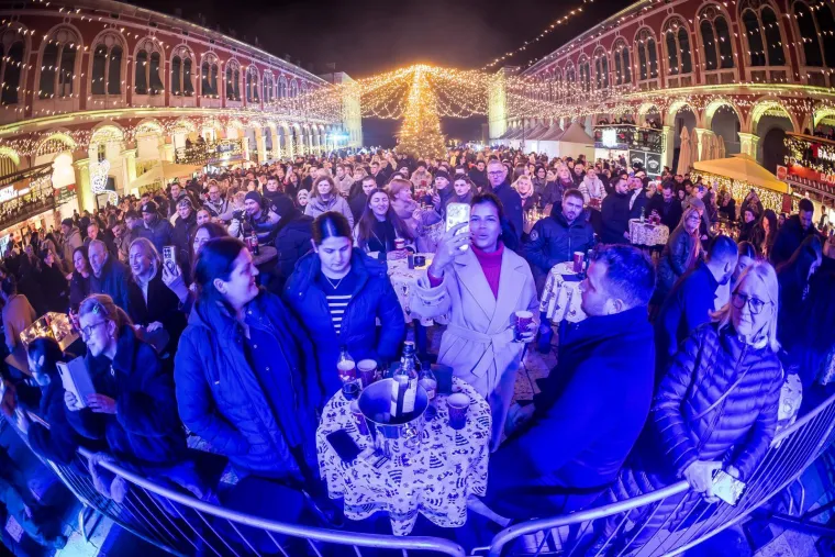 &Scaron;e&scaron;irom i osmijehom osvojile Prokurative: Dvije Splićanke ukrale show na nastupu Marka Kutlića