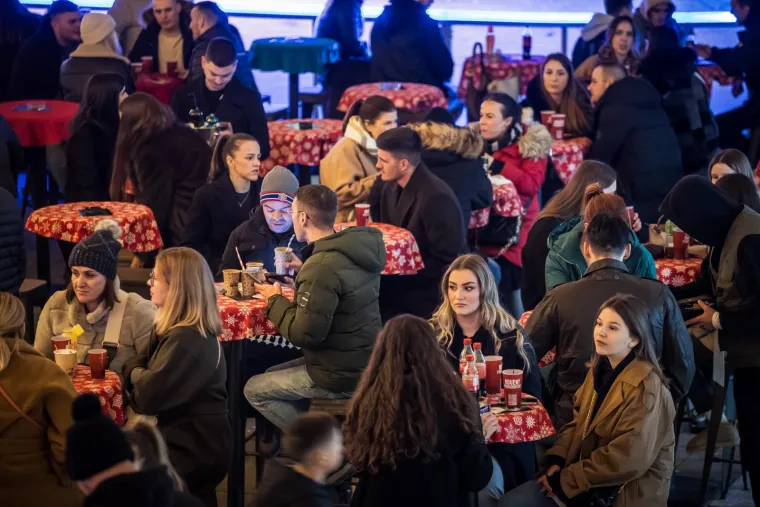 &Scaron;e&scaron;irom i osmijehom osvojile Prokurative: Dvije Splićanke ukrale show na nastupu Marka Kutlića