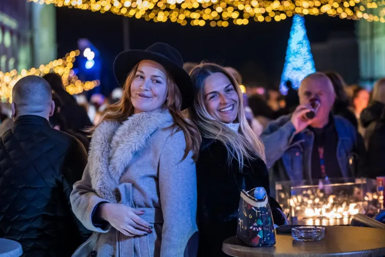 &Scaron;e&scaron;irom i osmijehom osvojile Prokurative: Dvije Splićanke ukrale show na nastupu Marka Kutlića