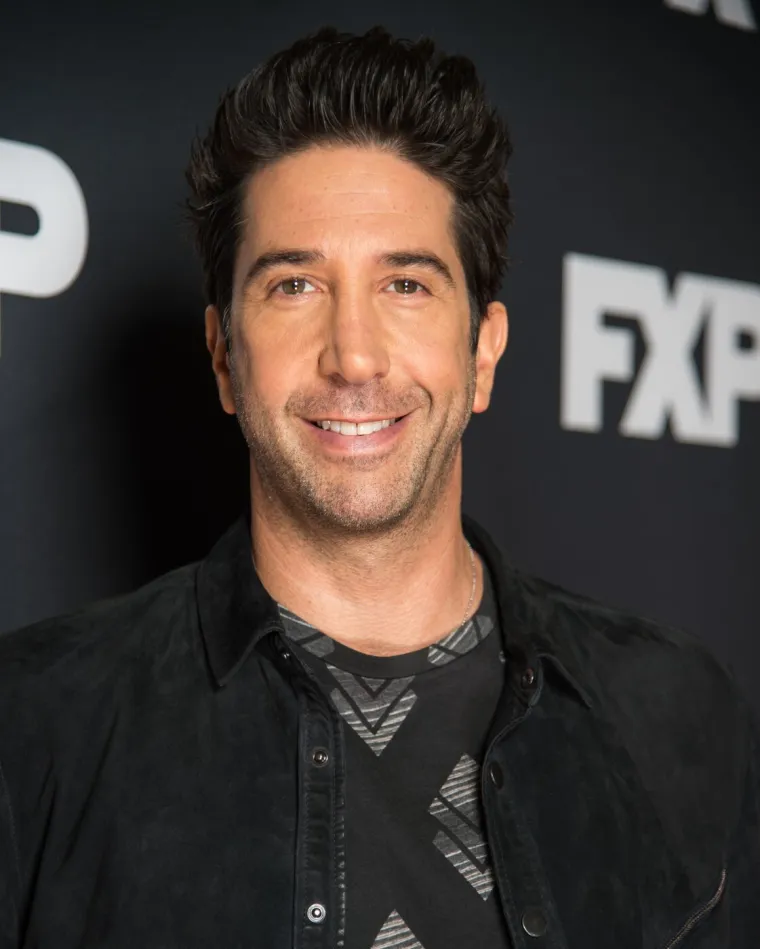 Ima feti&scaron; na studentice? Ross iz 'Prijatelja' promijenio imidž i na&scaron;ao 28 godina mlađu curu