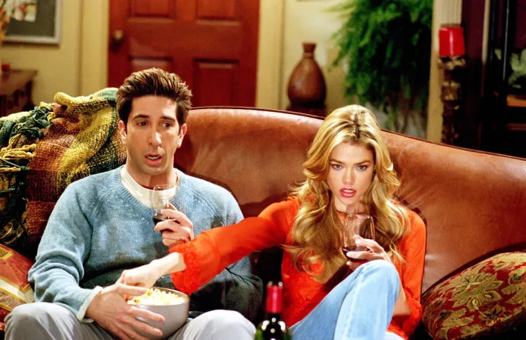 Ima feti&scaron; na studentice? Ross iz 'Prijatelja' promijenio imidž i na&scaron;ao 28 godina mlađu curu