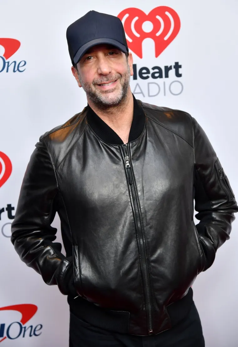 Ima feti&scaron; na studentice? Ross iz 'Prijatelja' promijenio imidž i na&scaron;ao 28 godina mlađu curu