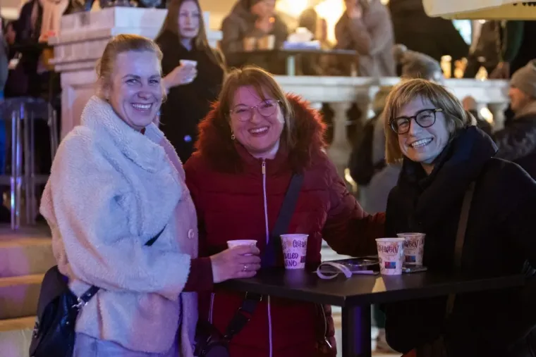 Kakva elegancija: Dok je Elemental zagrijavao Zadrane, dama u sivom plijenila pažnju iz publike