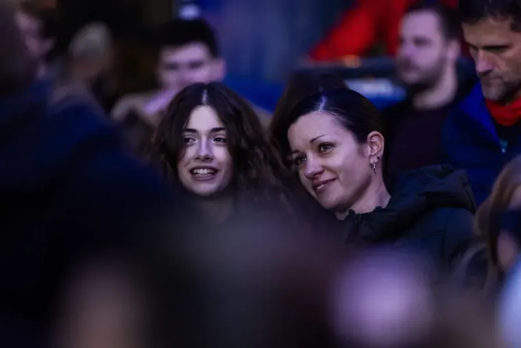 Kakva elegancija: Dok je Elemental zagrijavao Zadrane, dama u sivom plijenila pažnju iz publike