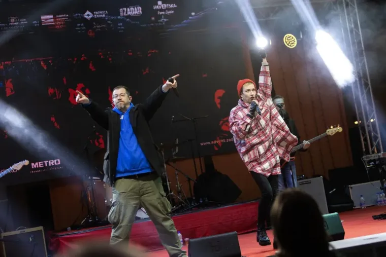 Kakva elegancija: Dok je Elemental zagrijavao Zadrane, dama u sivom plijenila pažnju iz publike