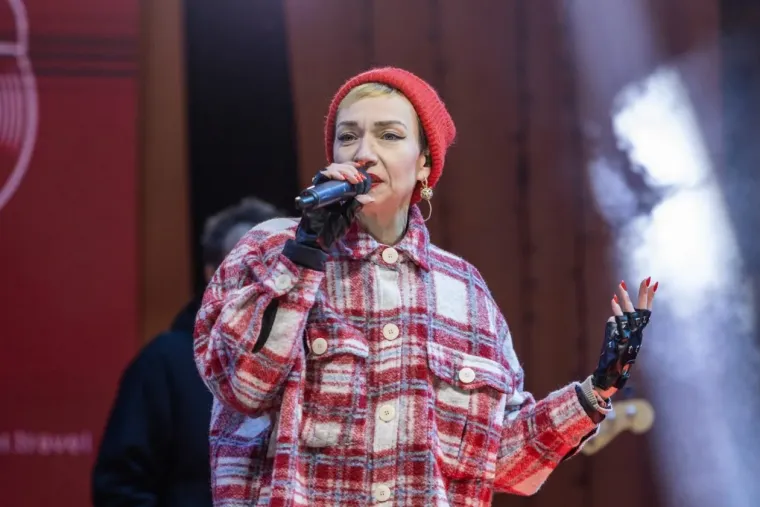 Kakva elegancija: Dok je Elemental zagrijavao Zadrane, dama u sivom plijenila pažnju iz publike