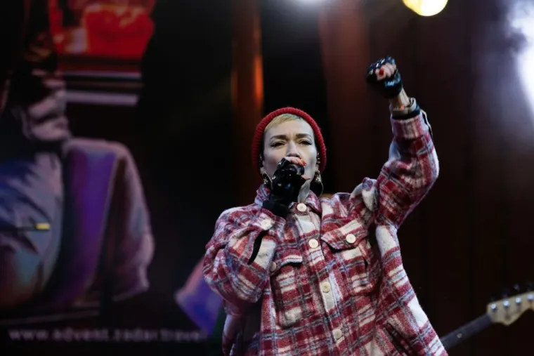 Kakva elegancija: Dok je Elemental zagrijavao Zadrane, dama u sivom plijenila pažnju iz publike