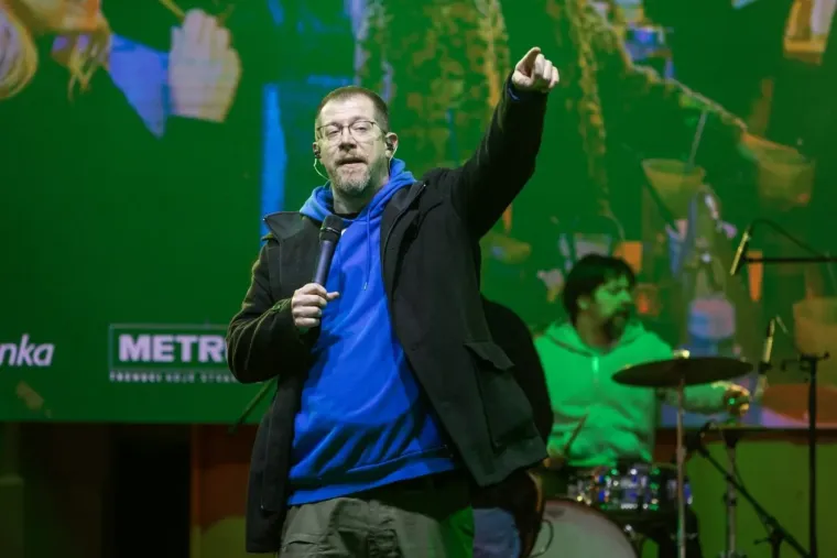 Kakva elegancija: Dok je Elemental zagrijavao Zadrane, dama u sivom plijenila pažnju iz publike