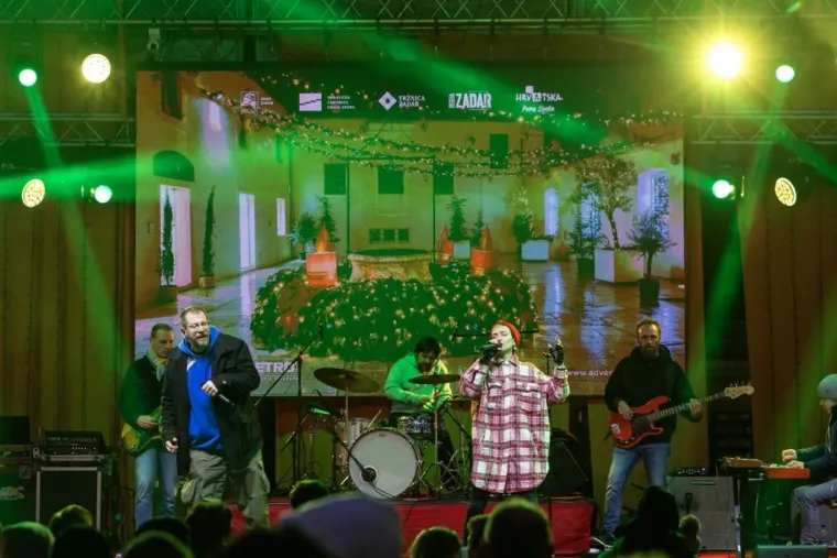 Kakva elegancija: Dok je Elemental zagrijavao Zadrane, dama u sivom plijenila pažnju iz publike