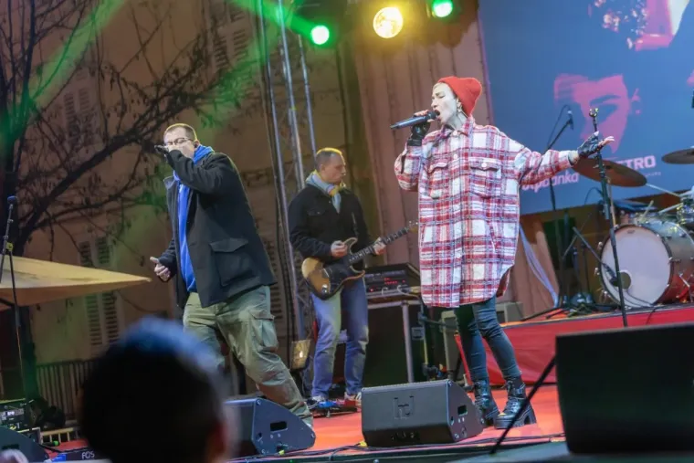 Kakva elegancija: Dok je Elemental zagrijavao Zadrane, dama u sivom plijenila pažnju iz publike