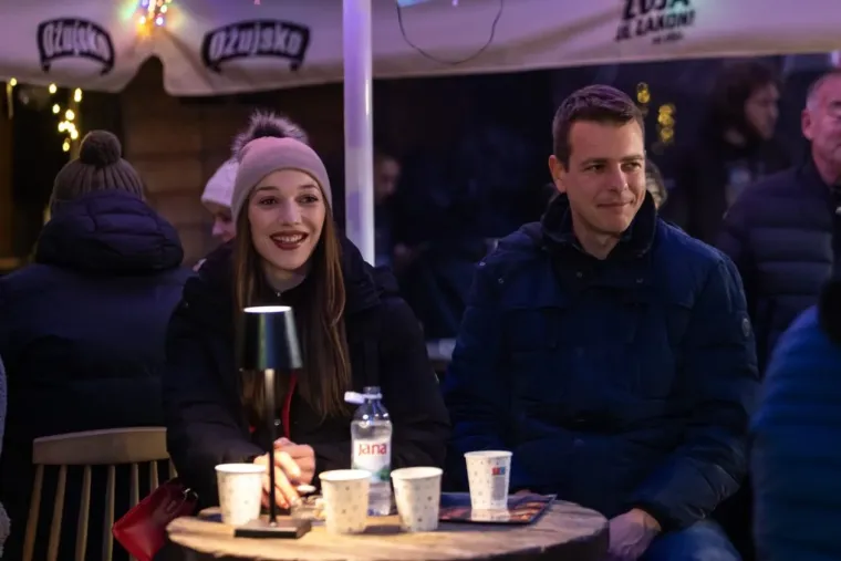 Kakva elegancija: Dok je Elemental zagrijavao Zadrane, dama u sivom plijenila pažnju iz publike