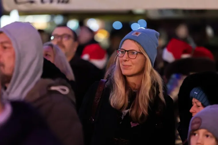 Kakva elegancija: Dok je Elemental zagrijavao Zadrane, dama u sivom plijenila pažnju iz publike