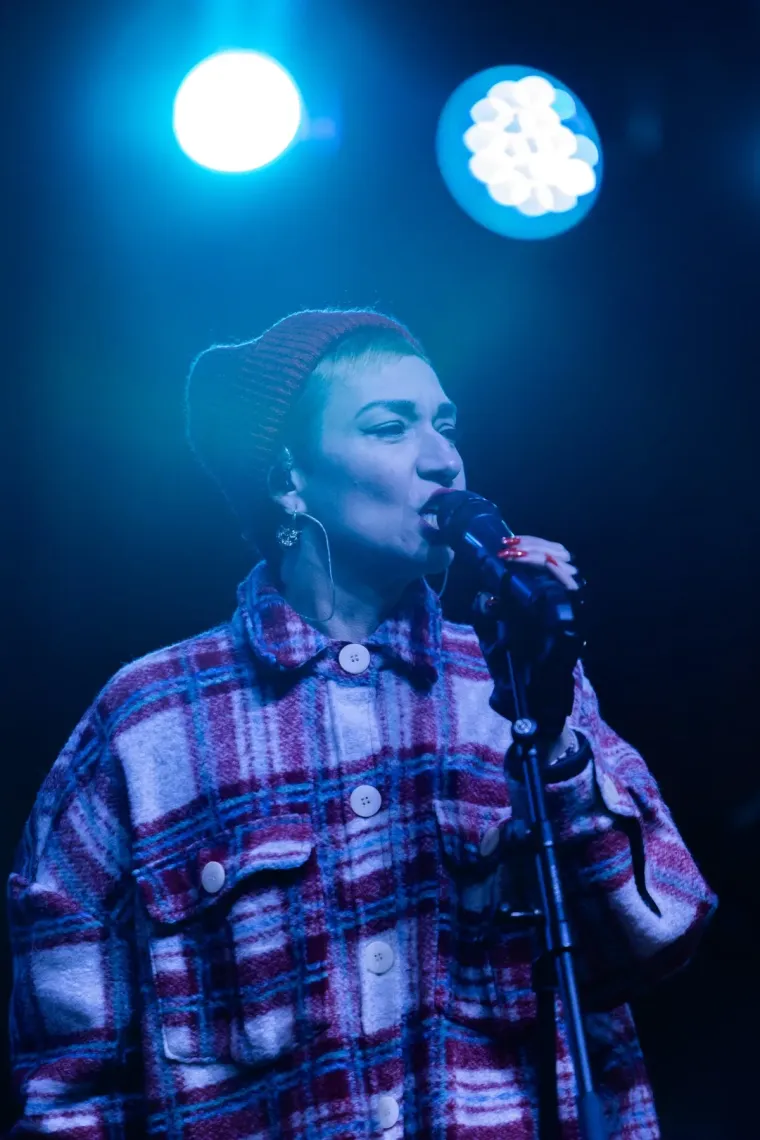 Kakva elegancija: Dok je Elemental zagrijavao Zadrane, dama u sivom plijenila pažnju iz publike