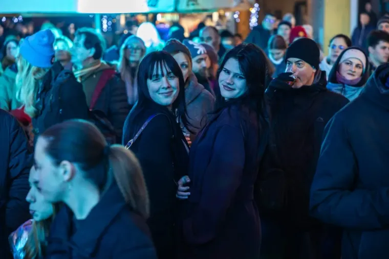 Kakva elegancija: Dok je Elemental zagrijavao Zadrane, dama u sivom plijenila pažnju iz publike