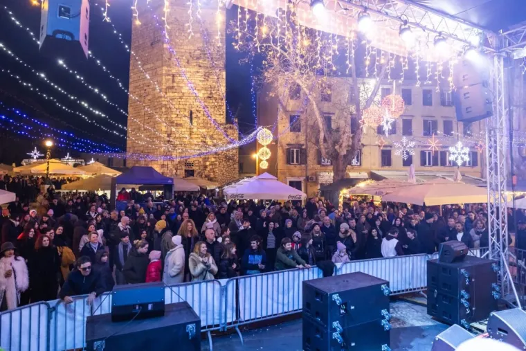 Kakva elegancija: Dok je Elemental zagrijavao Zadrane, dama u sivom plijenila pažnju iz publike
