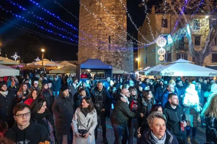 Kakva elegancija: Dok je Elemental zagrijavao Zadrane, dama u sivom plijenila pažnju iz publike